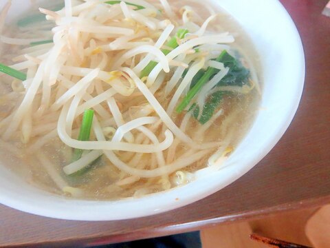 もやしたっぷり！塩ラーメン